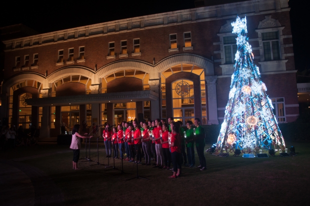 Enderun Colleges’ At First Light, Christmas tree lighting ceremony was held on 26 November 2015 at the Enderun Courtyard. Tuloy Foundation’s choir performed Christmas songs while holding Liter of Light bottles.