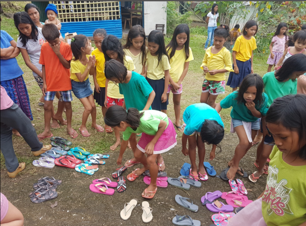 Children choosing their tsinelas.