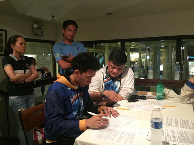 Vidal signs the contract to join the Mandaluyong El Tigre team of the Maharlika Pilipinas Basketball League (MPBL)