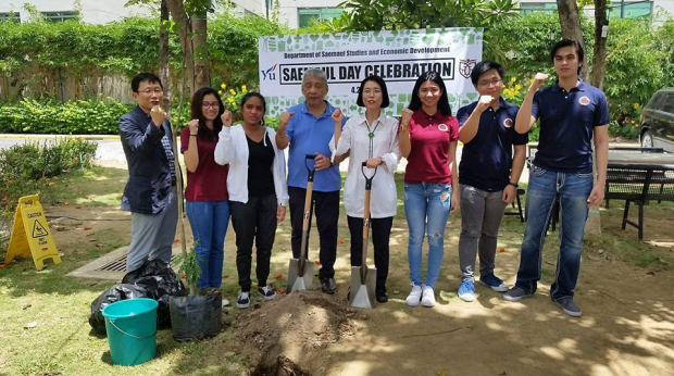 Luke De Leon celebrates Saemaul Day with peers and mentors