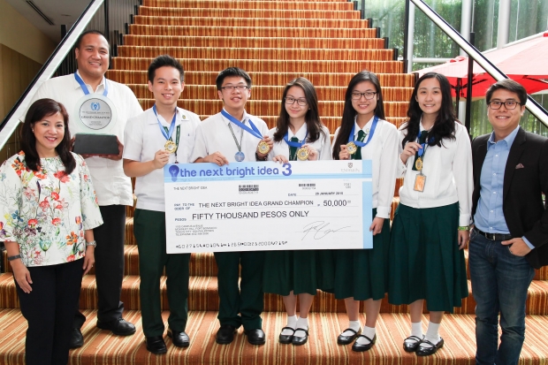 This year’s next Bright Idea Year 3 grand winner is St. Jude Catholic School. From left: Enderun Colleges’ Vice President for Admissions and External Relations Tricia Tensuan, SJCS Facilitator Camilo Gelido, Jr., SJCS students Francis Choa, Jr., Adrian Sy, Nicole Chiang, Diane Ong, Christine Tan, Enderun Colleges’ Director for Admissions and Extension Daniel Perez