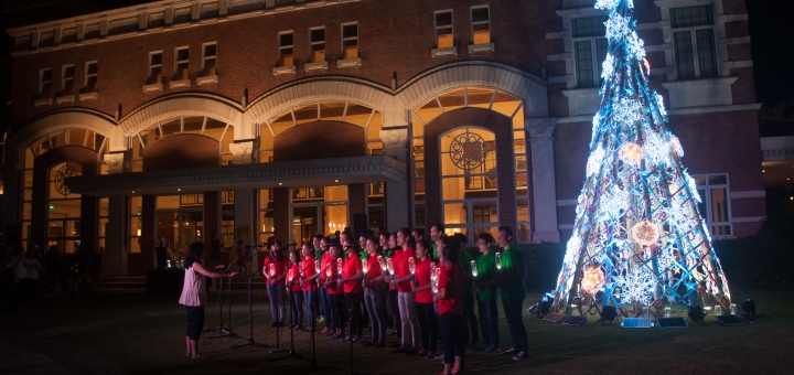 Enderun Colleges’ At First Light, Christmas tree lighting ceremony was held on 26 November 2015 at the Enderun Courtyard. Tuloy Foundation’s choir performed Christmas songs while holding Liter of Light bottles.