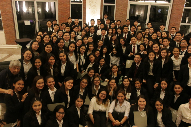 Enderun Colleges President Edgardo Rodriguez together with the Enderun Dean’s Listers