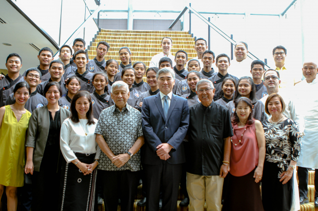 U.S. Ambassador to the Philippines Sung Kim (center) together with Tuloy Foundation culinary scholars, Enderun Colleges President Dr. Edgardo Rodriguez (4th from left) and Tuloy Foundation Founder and President Fr. Rocky Evangelista (6th from left)