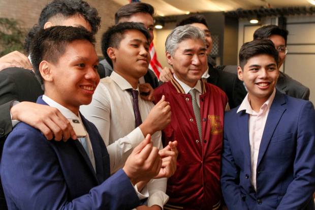 U.S. Ambassador to the Philippines Sung Kim joins Enderun students in a photo